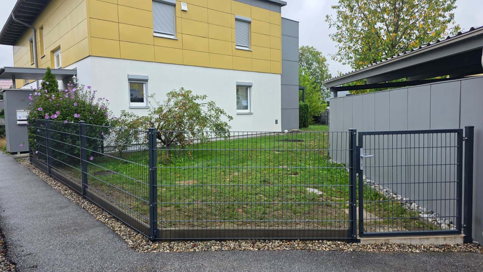 Gratkorn – Doppelstabmattenzaun 6/5/6 in Anthrazit mit Gartentor und 4 cm Sockelbrettern (Punktfundamente)