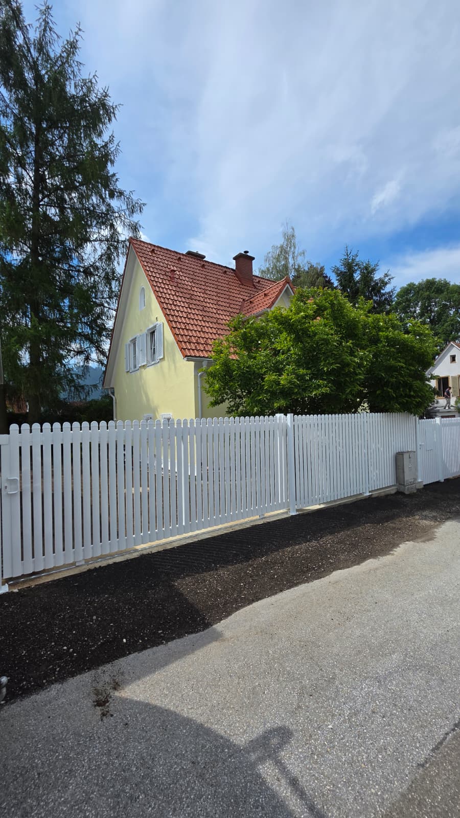 St. Marein im Mürztal – Aluminiumzaun Modell MERKUR mit Schiebetor und Eingangstor in Weiß
