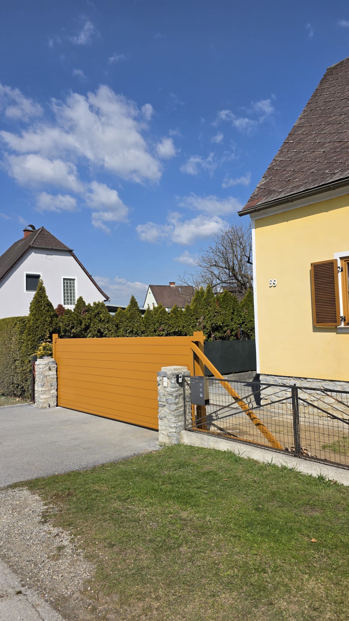 Voitsberg – Freitragendes Aluminium-Schiebetor Modell TITAN mit Hörmann-Antrieb