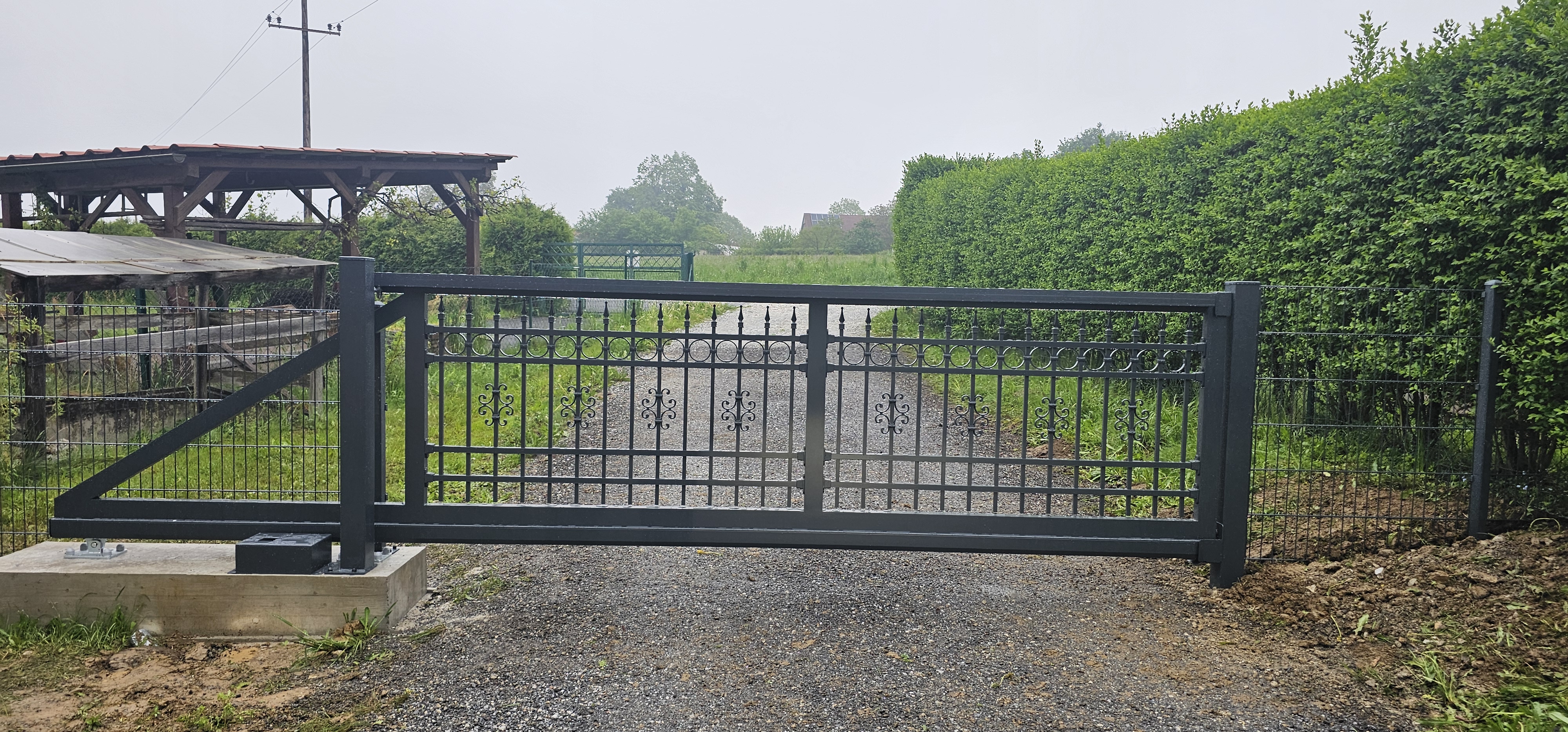 Schiebetor Modell NEPTUN in Anthrazit – Projekt in St. Martin mit Hörmann Antrieb