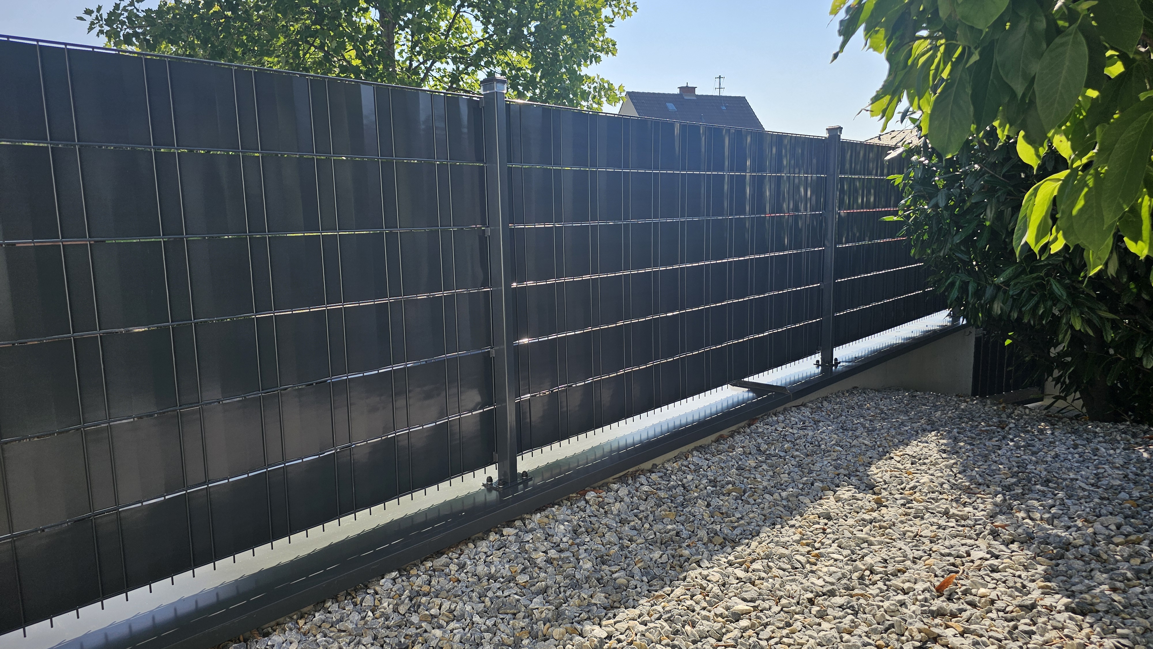 Weiz – Doppelstabmattenzaun 6/5/6 in Anthrazit mit PVC Sichtschutzfolie und LED-Solar Abdeckkappen