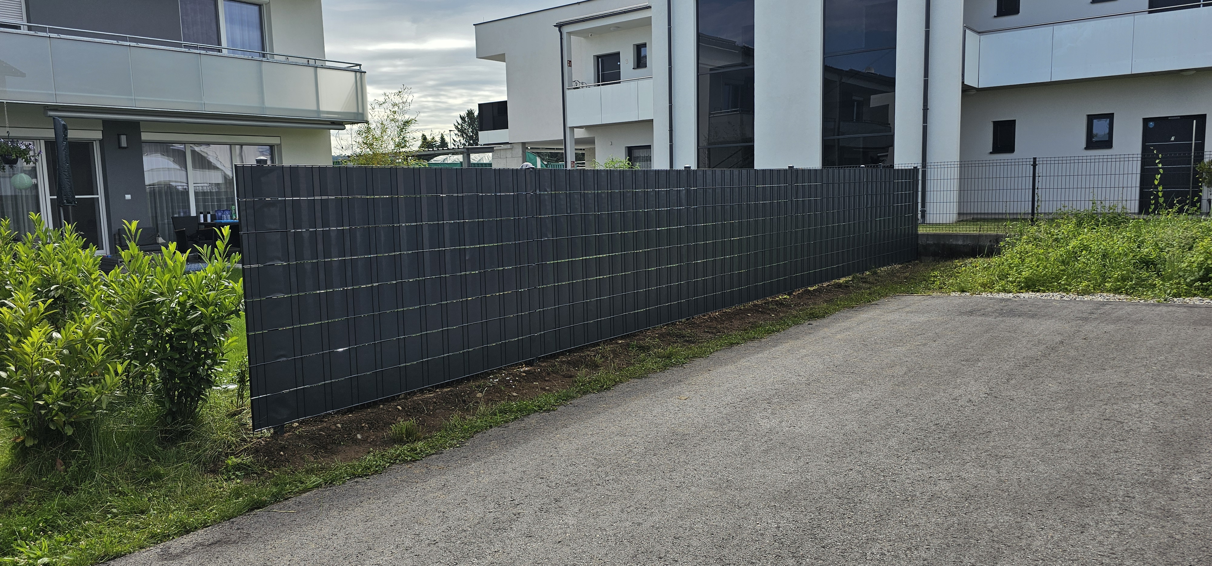 Kalsdorf – Doppelstabmattenzaun 6/5/6 in Anthrazit mit PVC Sichtschutzfolie